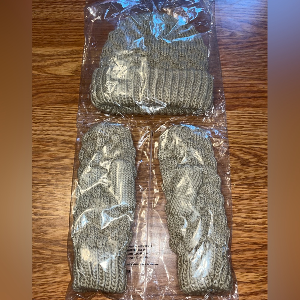 5/$25❌ FINAL CALL❌ NWT-hat and mitten set - Picture 2 of 2